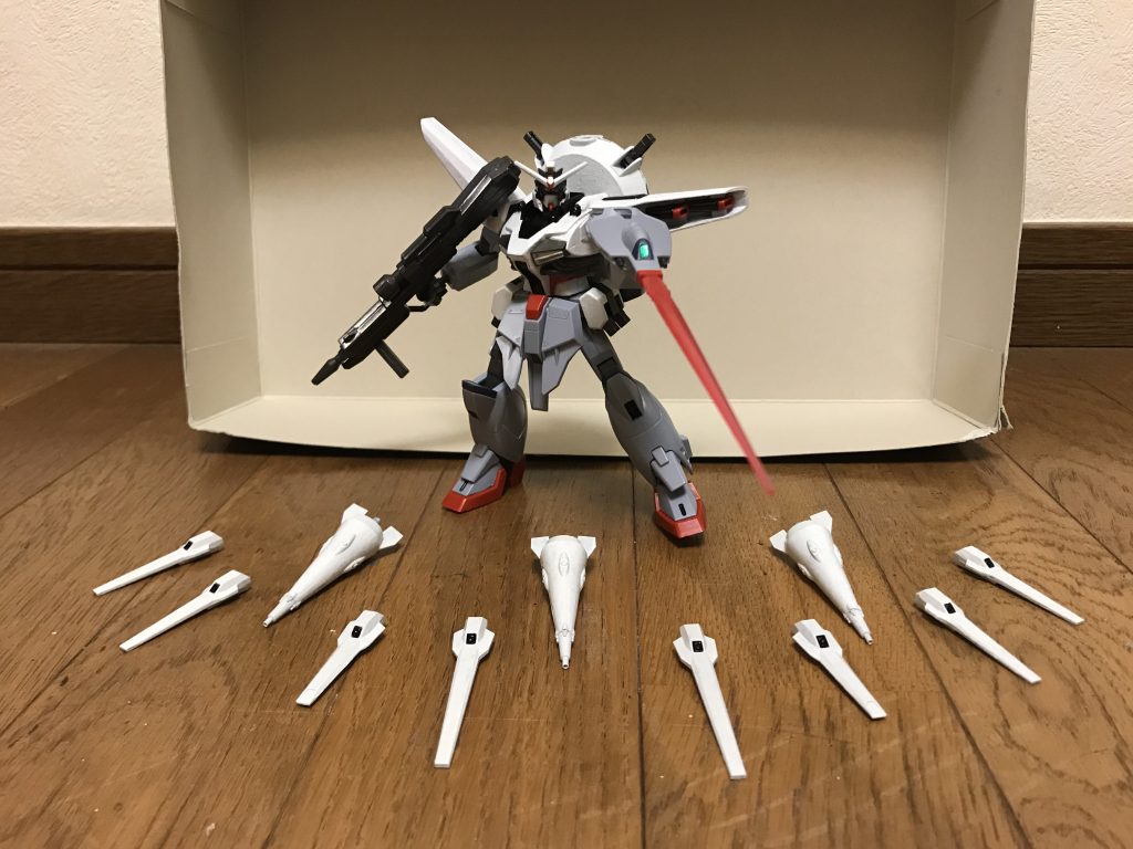 このガンプラは、HGプロヴィデンスガンダムをベースにし、胸部、両肩部、腰部、そして全身に装備されていた11基のビーム砲端末を、白と黒を基調としたカラーリングに塗装しました。悪のラスボスらしく、ツインアイは、メタレッドに変化している。今回の塗装と独自設定は、「仮面ライダーエボル ブラックホールフォーム」をモチーフにしています。さらに、機動武闘伝Gガンダムが由来となる「DG細胞」の上位互換「闇のDG細胞」という独自の設定を加えました。ただ、もう少しイエローを残しておくべきだったと、後悔もしています…。