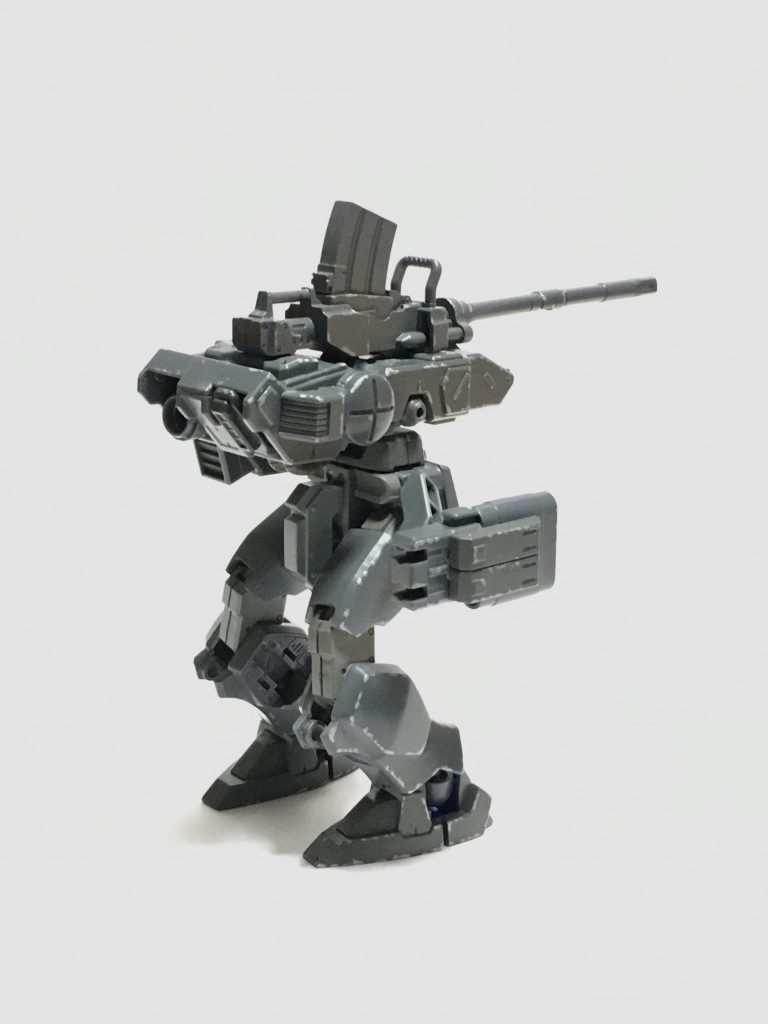 リアビュー
脚部は逆関節構造を採用しています。また、腰部から上の胴体にあたる部分は切り離すことが可能で、脚部の損傷で身動きがとれなくなってもスラスターを使って離脱することが可能です。