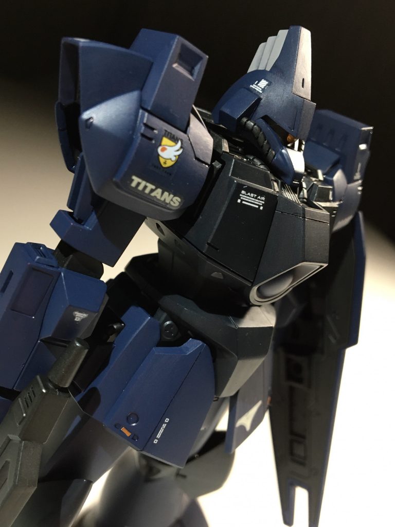 発光部をオレンジに統一してきたので、モノアイもクリアオレンジのランナー削って仕込み。