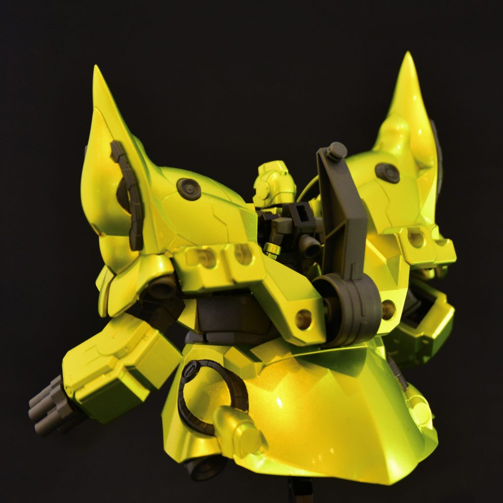 バックショット。スカートは特にギラギラするのでお気に入りポイント。実はスカートのネオジオンのマークは消しています。