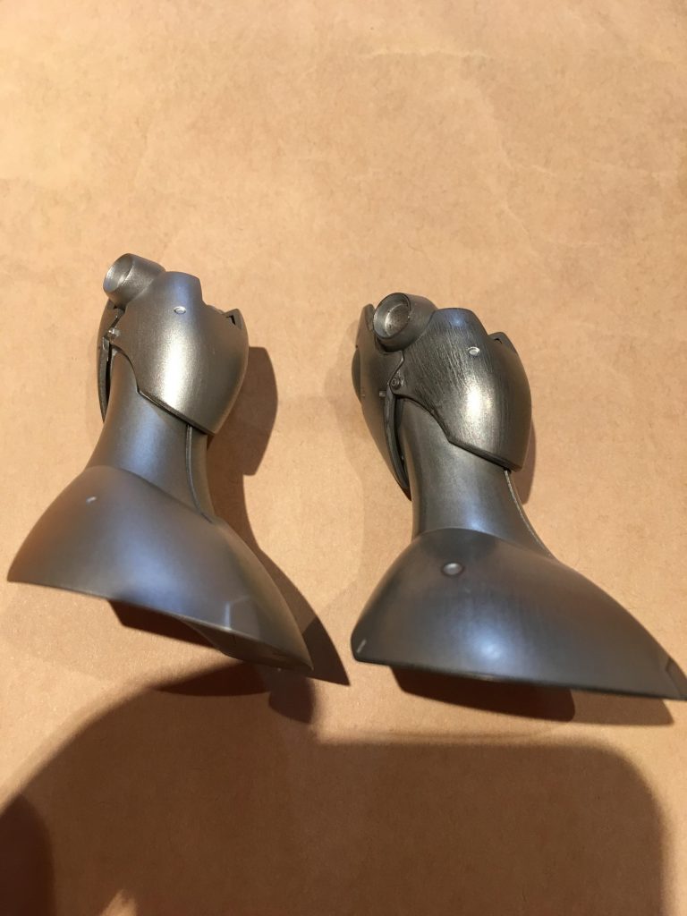 塗装後に表面を磨く前と後(右)