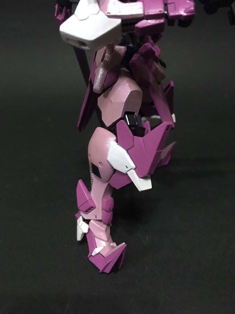 特徴的なハイヒール。ゴールドフレーム天から。