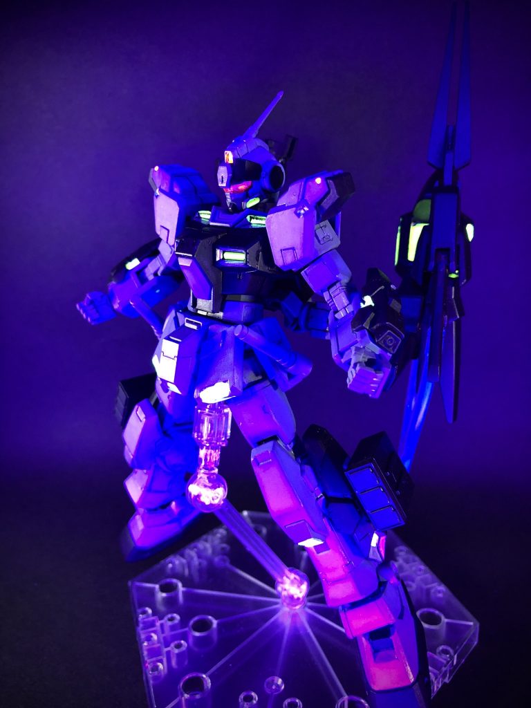 センサー部や排熱部等をそれぞれ蛍光塗料で塗装しているので、UVライトに反応し発光してくれます。
バイザーは元から薄く反応してくれるので無塗装にし、その奥にあるツインアイを塗装することで二重に発光。