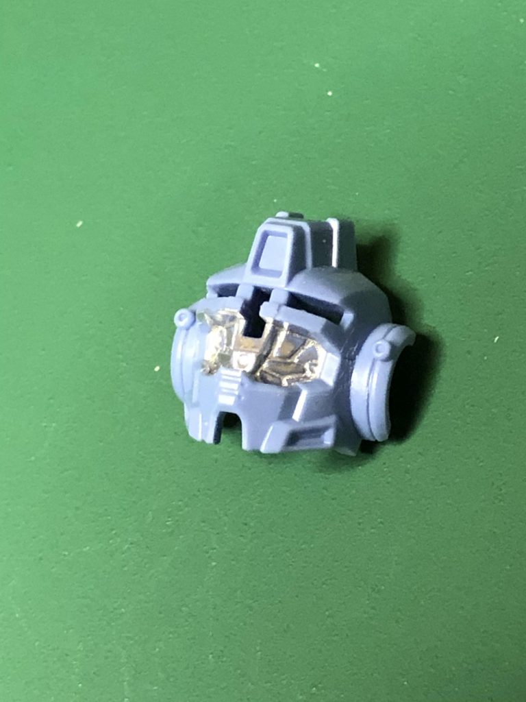 バイザー内部はガンダムマーカーのシャインシルバーで塗装。
軽く光が当たった時に、バイザー越しのモールドの存在感が増しています。
後の全塗装中に思い付き、ツインアイ部分に蛍光レッドをのせています。