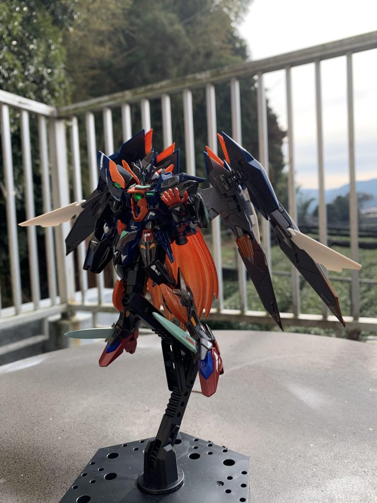 全体的に黒でまとめ、アクセントに紺、メタリックオレンジを置きました。