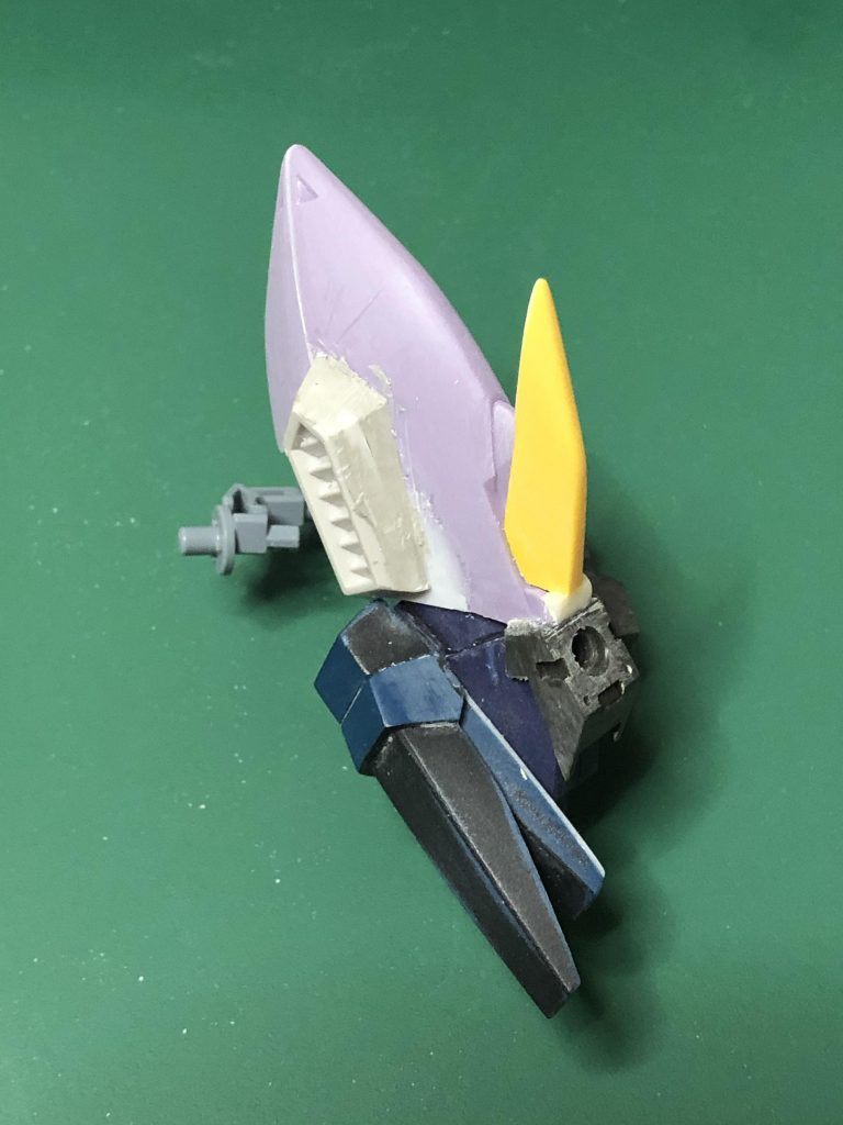 排熱部風やブレード部の鞘、試作感のある異様なバランスイメージを軸に、とにかくいろんなパーツを当てがう。
どうしても付けたい場合はパテやプラ板で、足りない部分をまとめています。