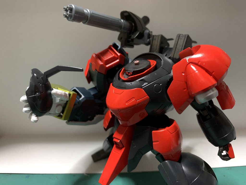 モノアイは可動式に改造。ただ設定よりも奥になってしまいました。
左肩にはヘルムウィーゲ・リンカーの方アーマーを取り付け。ここのバーニアを噴かせて機体を回転させながらバスターソードで殴りかかる様子を想像して頂ければ…。