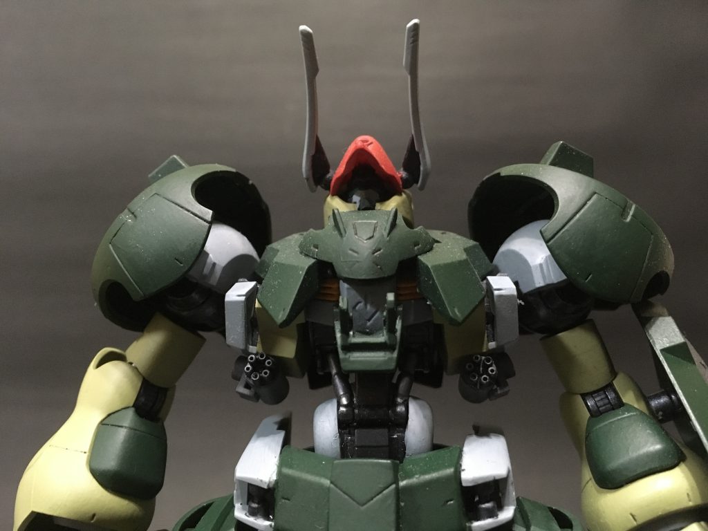 銃器を持たず、プルーマ掃討や牽制には脇下の機関砲を使用する。