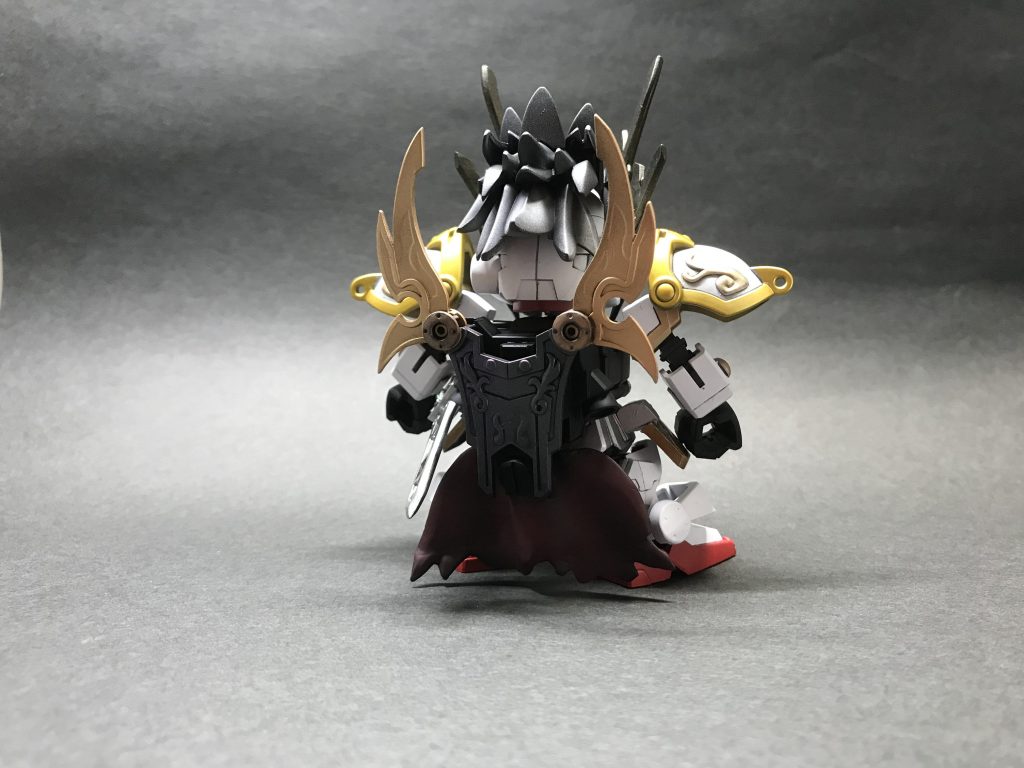 後ろから。
馬超ブルーデスティニーが成長した姿という妄想です。バックパックの下に腰布を追加。ポリパテで整形しました。
腰布は落ち着いた色味にしてシャドーを吹いて歴戦の武将感を出しました。