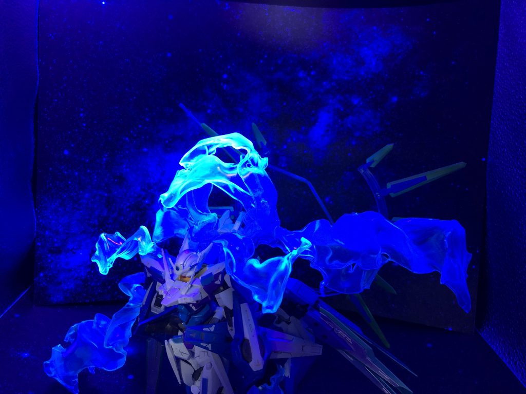 100均の背景プレートとプラ棒使って、ユニコーンやビルド系の描写ででる感じを再現!!ちょっとちゃちい(￣▽￣;)