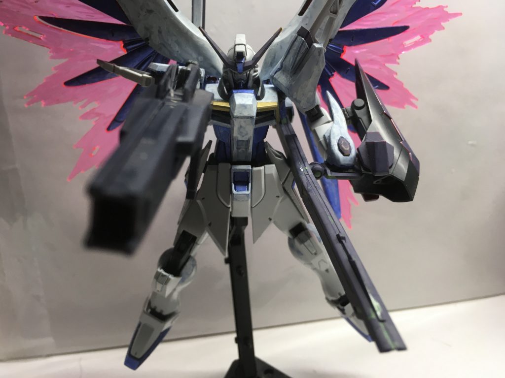 シールドは高エネルギー超射程ビーム砲の邪魔にならないようになっています。