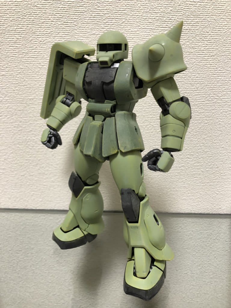 エッジを中心にガンダムマーカーのイエローでドライブラシを施し、日焼け感を演出。