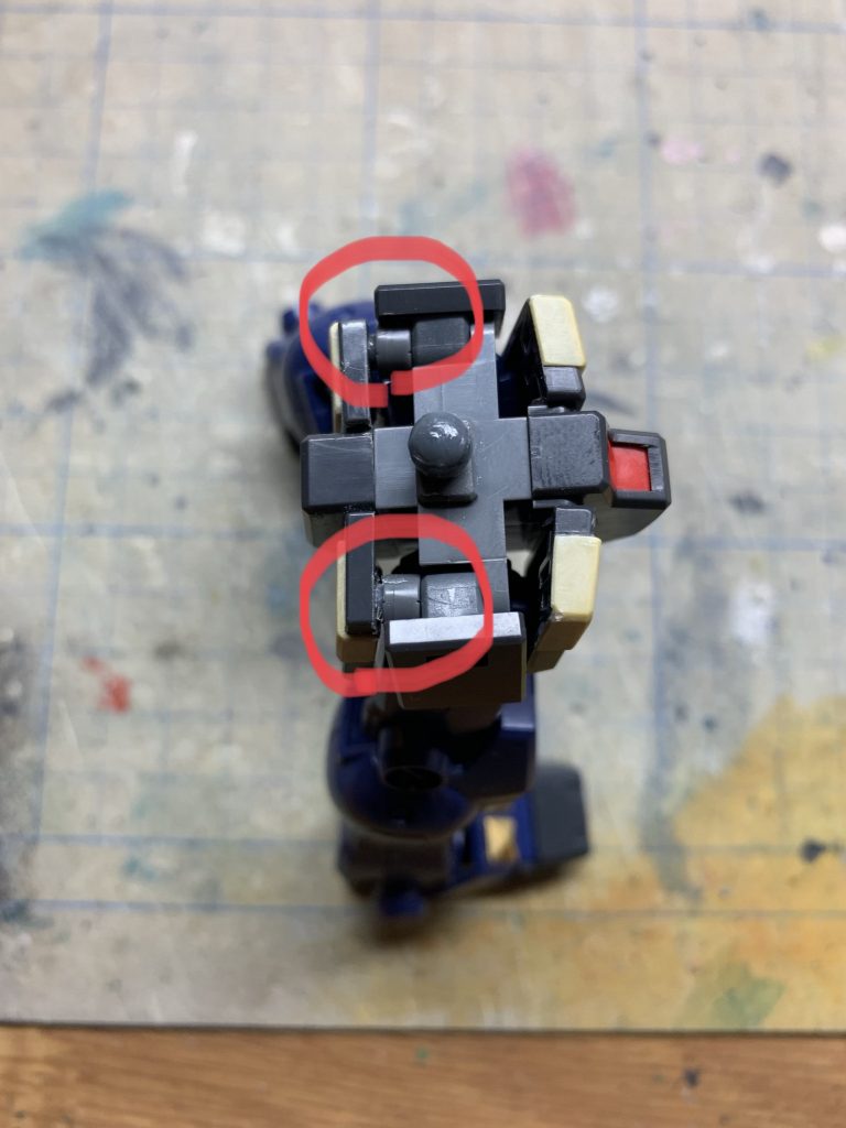 サイドアーマーのダボを別パーツ化して、腰布をここで固定出来るように加工しました。