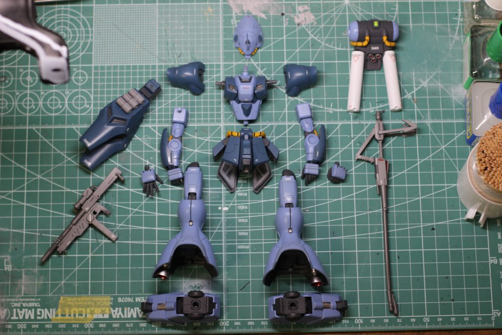 色はサフ吹いてからもずーっと悩んでいたのですが、ハイザック連邦カラーを参考に、結局また青系になってしまいました…泣バックショット撮り忘れたから分からないですが、もう1つのイチオシポイントをこの写真でご紹介。かなりちょうどいい太さ長さだったので、プロペラントタンクを百均の鉛筆キャップで自作しました。