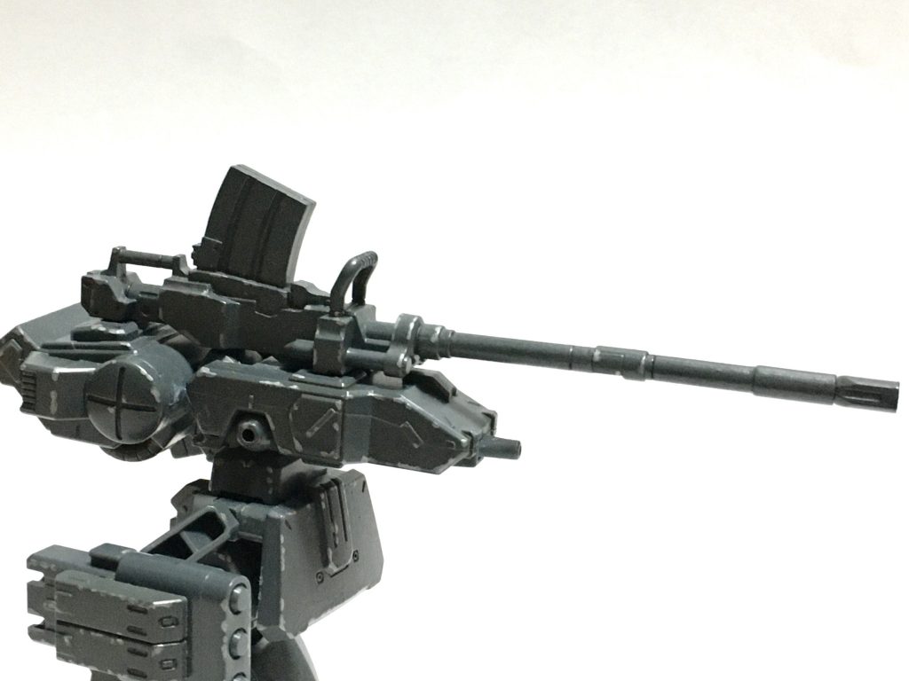 胴体上部に装備しているのが、本機の主兵装である長距離キャノン砲です。また、胴体前方には歩兵掃討用のマシンガンを内蔵しています。