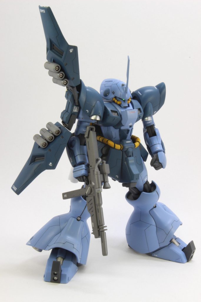 シルエットはマラサイを意識しているので、ファンネルラックをそのままマラサイのシールドにしちゃえwwwって感じです。脚部をヤクト・ドーガにしたことで、頭身がかなり上がったので、それに伴ってマラサイの胴体を4mm程延長しました。伸ばした腰部分はプラ板や、ジャンクパーツでディテールアップしました。