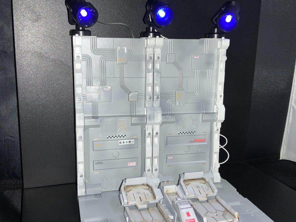 カタパルトの背面はウェーブのH-ハンガーにデカールと汚しを
上部ライトは昔Amazonで買った中華製のLEDです
安かったと思います これは点滅速度を変えたり出来るのでなかなか使えるかも