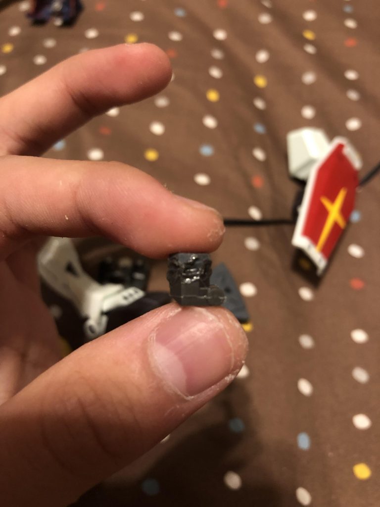 肩のポリキャップは延長。はんだこてで溶接。 