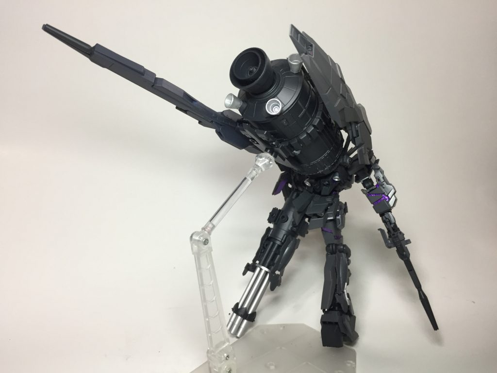 左脚の代わりにジャイアントガトリングが付いています。