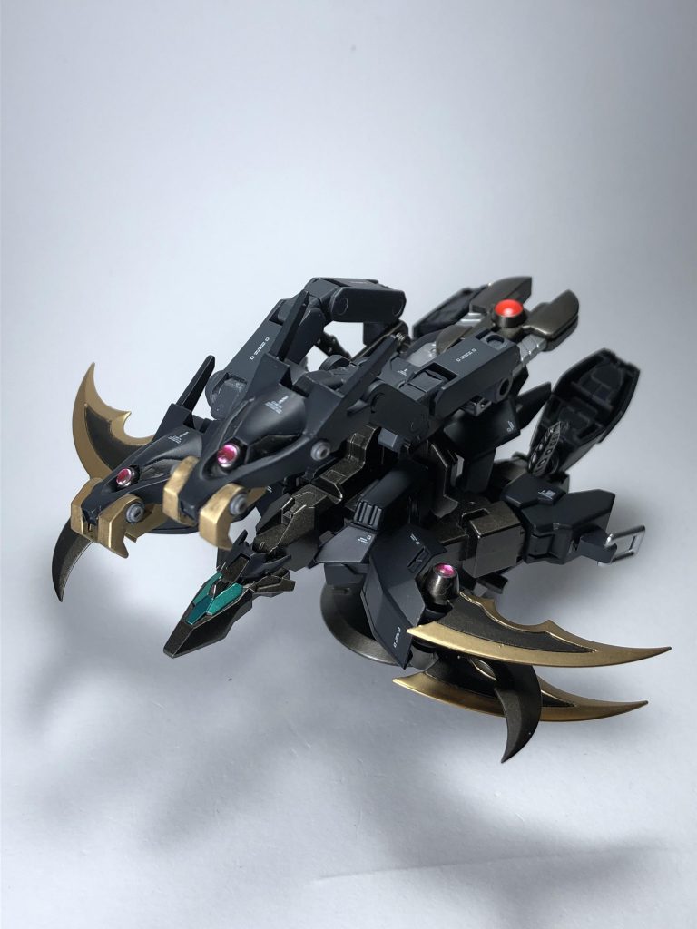 ケルベロスアーマー。干渉する箇所が多いので取り付け箇所を変更してます。