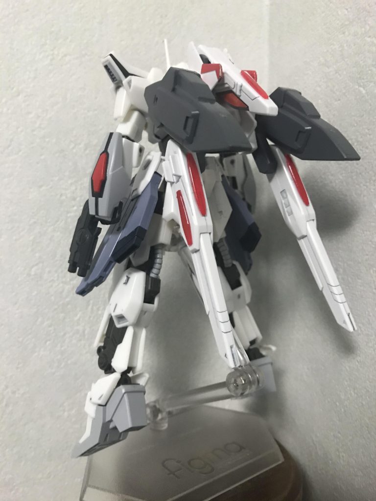 背面。ユニバースブースターとビルドブースターmk-2を付けてみました。クリアパーツがピンクだと機体色としてイマイチだったので赤に変更。