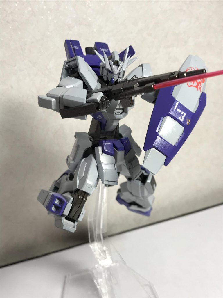 ライフルからはビームサーベルが発生し直ぐに敵のビームサーベルをガード出来ます！