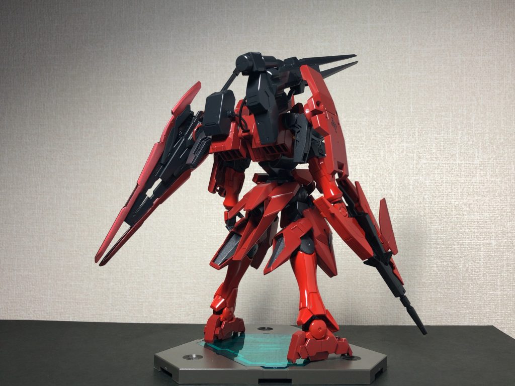 この機体の特徴は大剣です。
GNシールドが一体となっているため、シールドとしての機能も果たします。