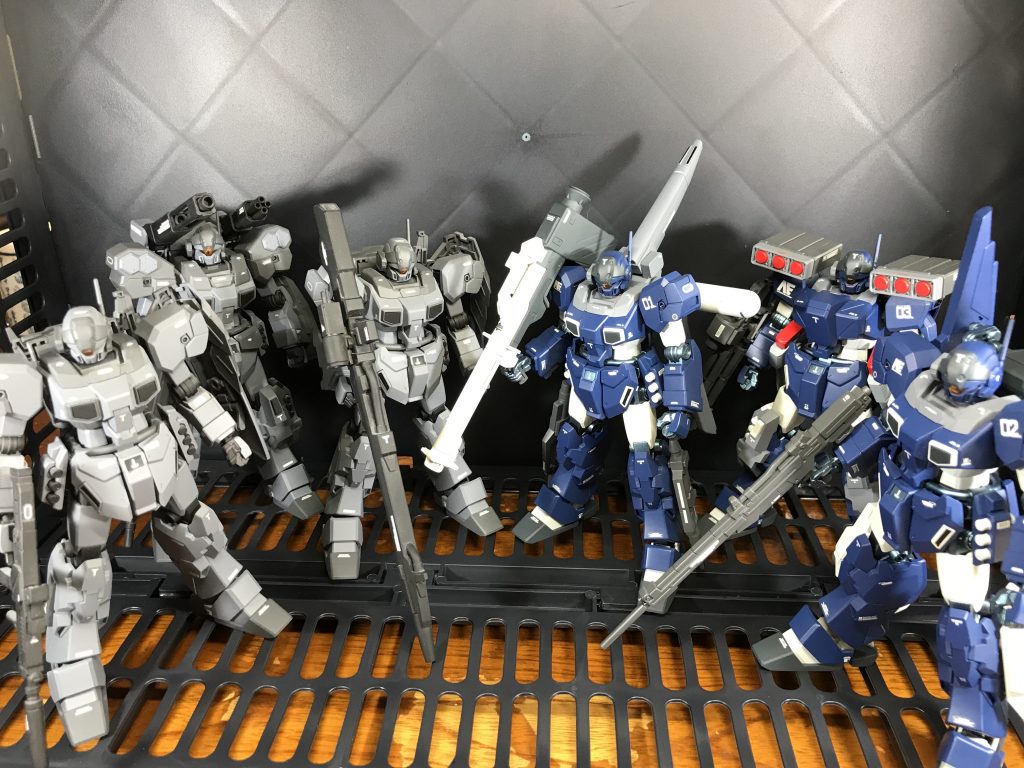 以前投稿したジェスタ小隊との
集合写真。
撮影ブースに入りきらなかった
ので、コンテナボックスで撮影。
やはり量産機は数があってナンボ
ですな〜