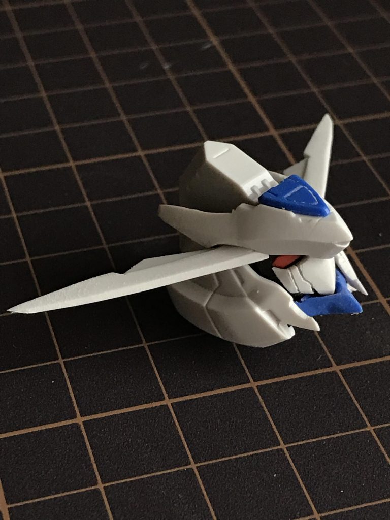 のっぺらしたヘッド部分を筋彫りやシャープ化によりスタイリッシュに