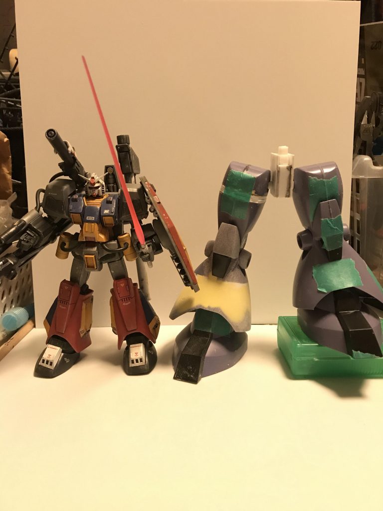 股関節はプラ板で作ってます。
ここを交換するだけでジオング、パーフェクトジオングになります。
脚だけでガンダムよりも大きいです。