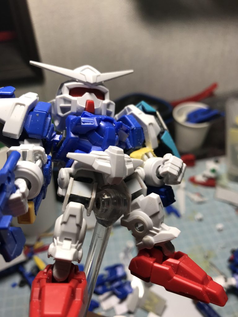 足をボールデンアームズで延長し、プラ板でボールデンアームズのジョイントを囲みエクシアの太腿部分のような感じにしてみました。足首にもプチ改造でボールデンアームズのジョイントを使用して少し足を長く見せています。