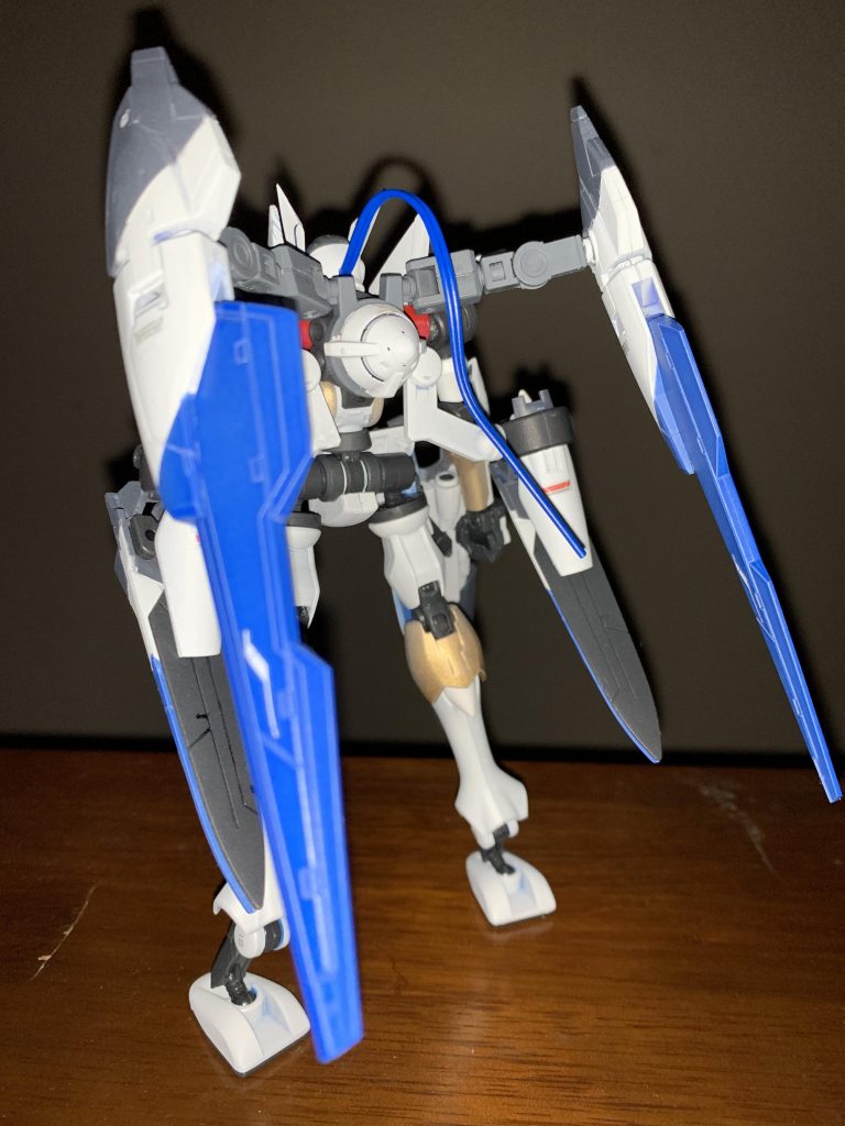 本体側はバインダーと擬似太陽炉(コーン型スラスター)を付ける以外は弄らず、機体色の変更のみ行ってます。一般機ではこの位置に擬似炉を一機入れられるので、ブレイヴのソケット全部に擬似炉を入れている設定にしてます。使用した物はアストレアtypeFに付いてくるコーン型スラスターです。配色は、元は白黒オンリーの予定でしたが、バインダー装備後の姿が似てたことからヴィルキスのパターンを拝借しました。