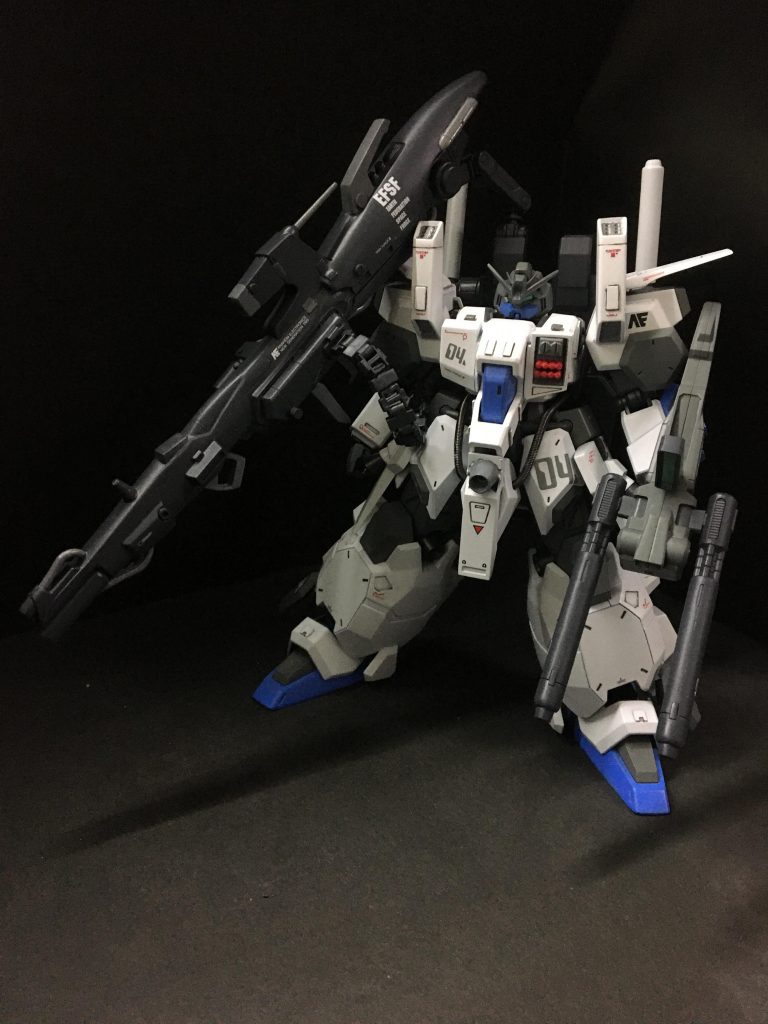 正面
機体のイメージはFAZZ強めにしましたがグスタフカールとFAZZのフォルムがいい具合に合致しました😄
今回使用した塗料は
Mr.カラー 軍艦色
Mr.カラー ニュートラルグレー
ガンダムカラー MSホワイト
ガンダムカラー ライトブルー
ガンダムカラー MSグレー連邦系
ガンダムマーカー レッド
ガンダムマーカー アイグリーン
です!