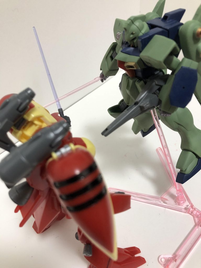 ゾロアットのサーベルを交わし、コックピットにビームガンをゼロ距離射撃