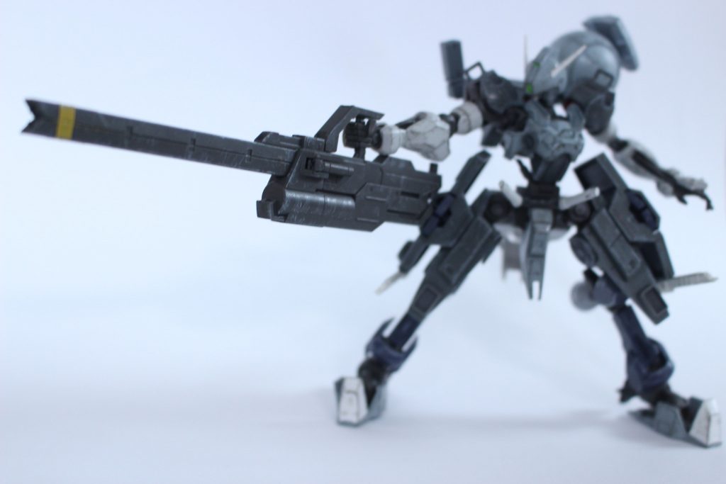 長距離レールガン
本機の主兵装で、普段はバックパックにマウントされており、使用時には砲身が伸張する。核弾頭を撃ち出すことも可能。