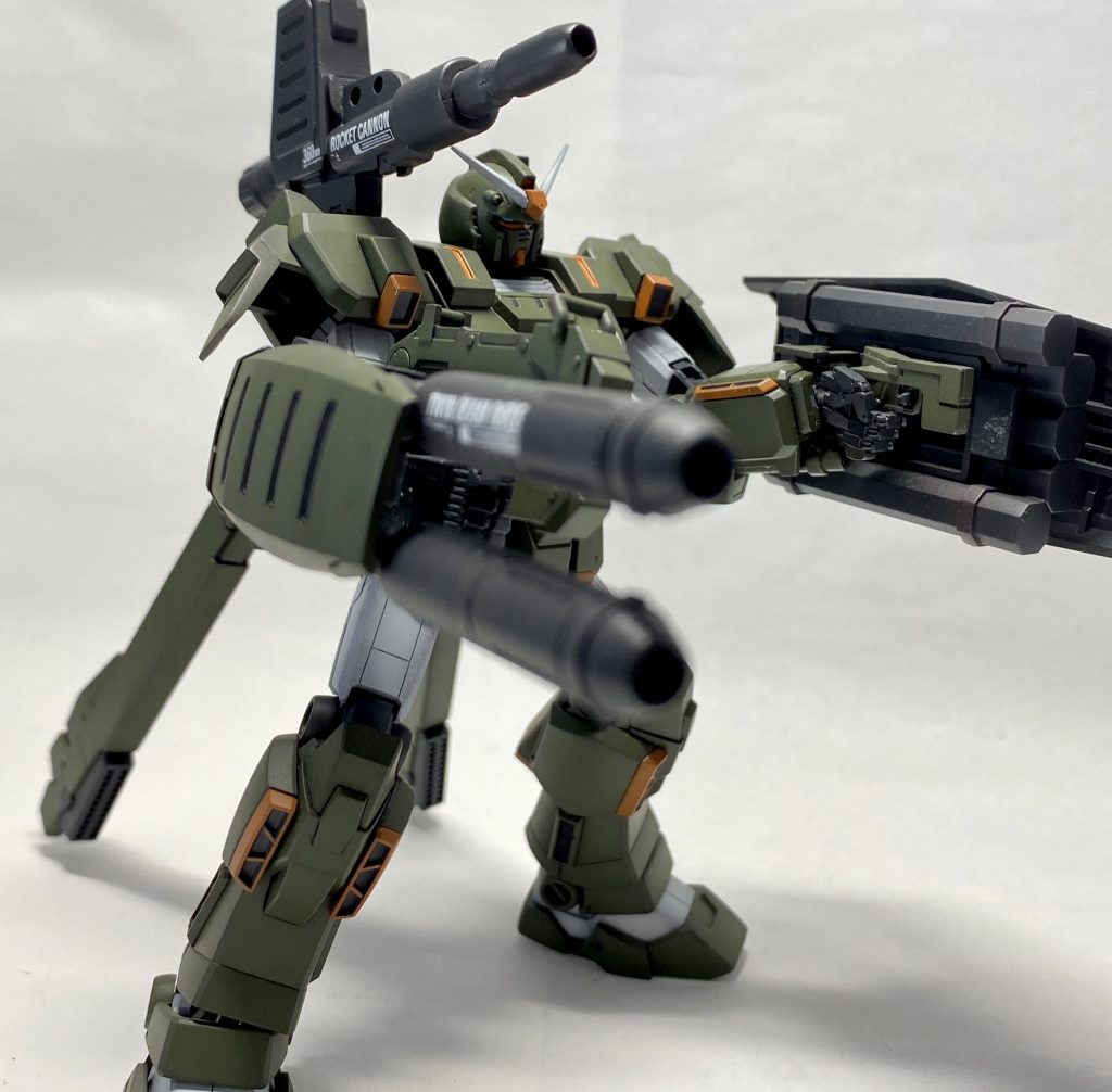 肩のランチャーはガンダムのバズーカを切り詰めて、旧キットのランチャーを先端に付け替えてます。