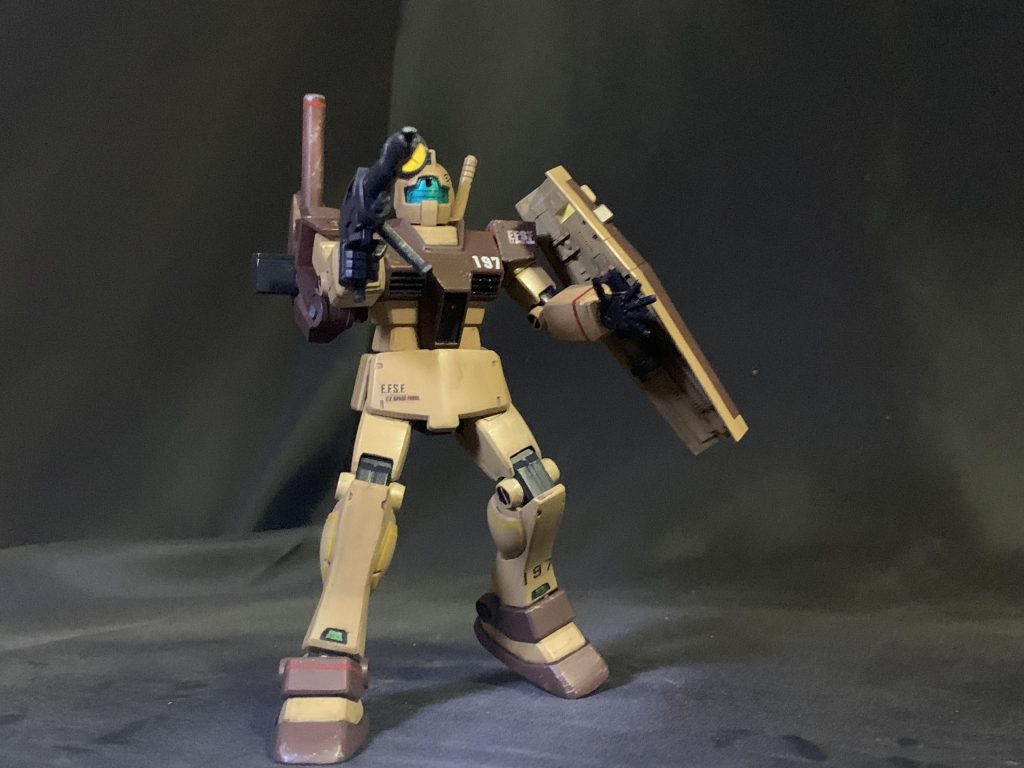 ライフルを構え、射撃！