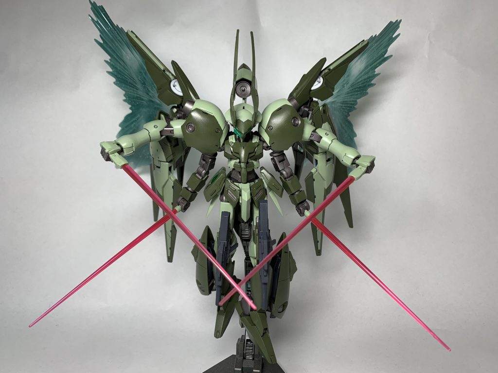 GNビームサーベルは4本装備、四刀流も可能。
GNフェザーも展開可能で、敵機の撹乱と機体の安定性を高めます。