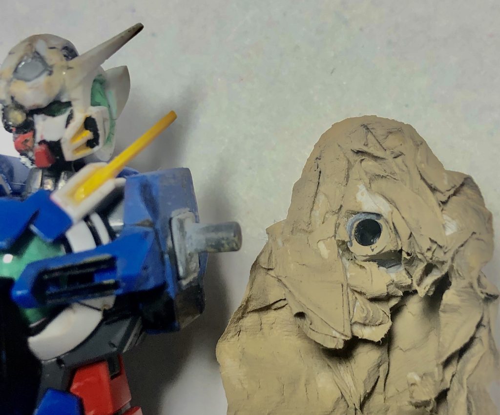 左腕はポリパーツに塗料を染み込ませたキッチンペーパーを巻き付けて、接続部周辺を接着しただけのお手軽品ですw
接続部周り以外は接着などはしてないのでかなり自由な形に変えられます。