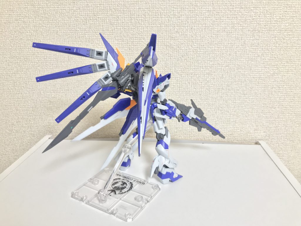 背面。対艦刀を背負っていることと脚部スラスターが増設されている以外、原型機であるHi-νガンダムヴレイブから大胆なシルエットの変更は行われていないものの、それはダイバーの中で原型機が既に「Hi-νガンダムの発展・拡張」というコンセプトを果たしていると判断したためであり、本機はそれにダイバーが必要だと思った機能や武装を足し合わせる形で改修が行われているためである。