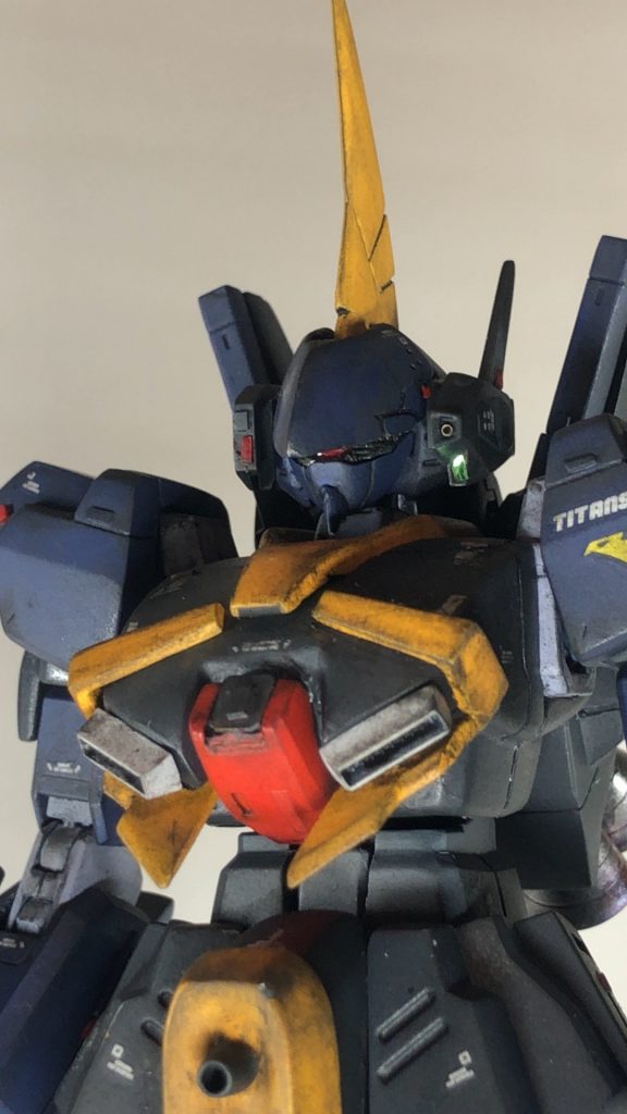 バーザムの目つきを変えたくてパテとプラ板で延長し、目つきを悪くしましたw
モノアイはWAVEのHアイズを使い、蛍光レッドで塗装してます(´∀｀)