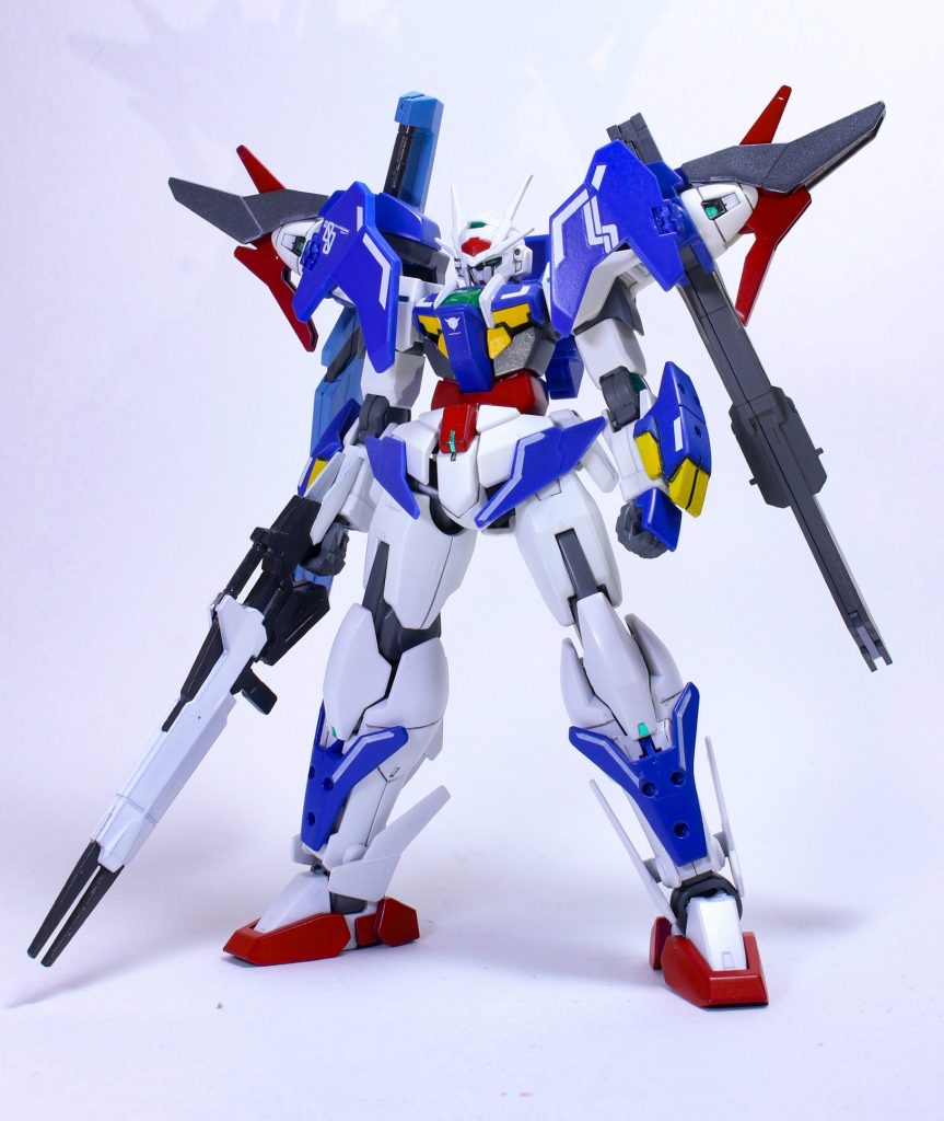 デカールは海老川兼武先生のデザイン集を参考に、RGダブルオーやエクシア等他キットから持ってきました。
水転写式とシールタイプのデカールを合わせて使ってるのですが部分によって発色が違ってしまって反省…

バックパックのロングライフルもデスティニーの名無し砲カラーにするか迷ったんですが、グリーンが入ると色の情報量増えてうるさくなるかなって思ったんで結局グレーのままに。
手甲はゴッドガンダム風に。

下半身がズッシリ見てるシルエットが良いですよね、ダブルオースカイ。