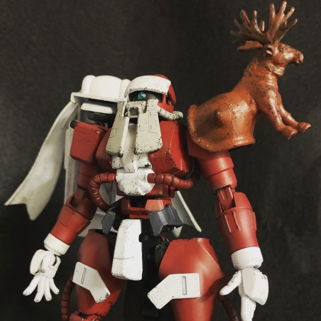 バストアップ
左肩のアーマーにそこいらに転がってた鹿の人形を切り貼りして、通称トナカイアーマー。
サンタの口髭はザクのフロントアーマーそのまま貼っただけです。