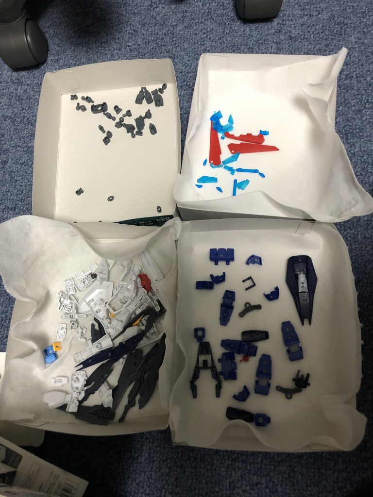 パーツを洗浄し、塗装するカラーごとに分別
右上がクリアブルー、左下がMSホワイト、右下がメタルブラックで塗装
ダクトパーツは主にキャラクターイエローで塗装を施した