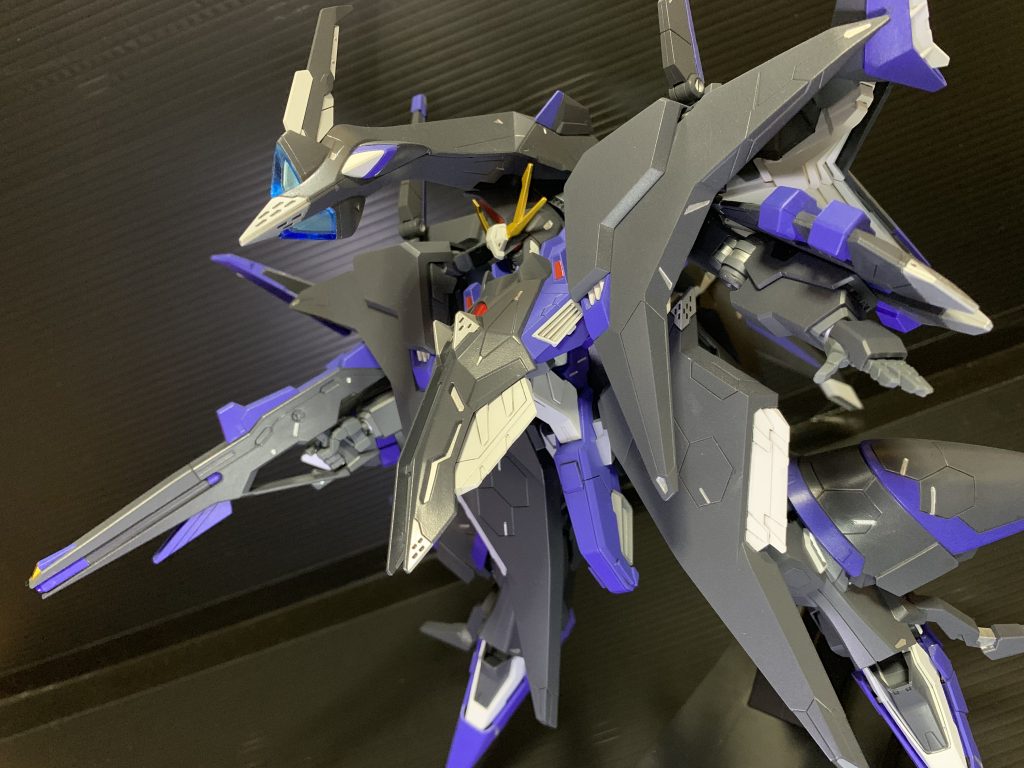 胸部装甲の選択パーツはダクトタイプ
フロントアーマーの追加装甲とダクトの印象を合わせてます。
ビームライフル1つ構えるのにもスゴい苦労…
マジで全然肩周りが動かせない!