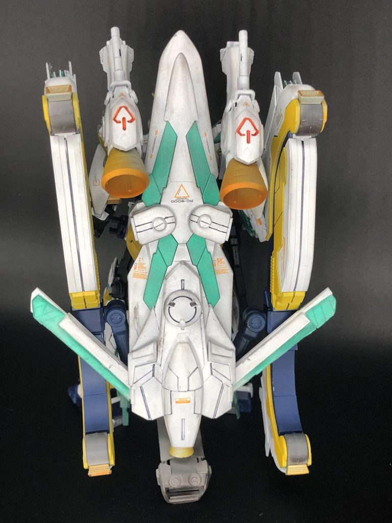 背中のバーニアに被らないように取付るのは考えました。シールドにはスクラッチで展開式のウィングを作製