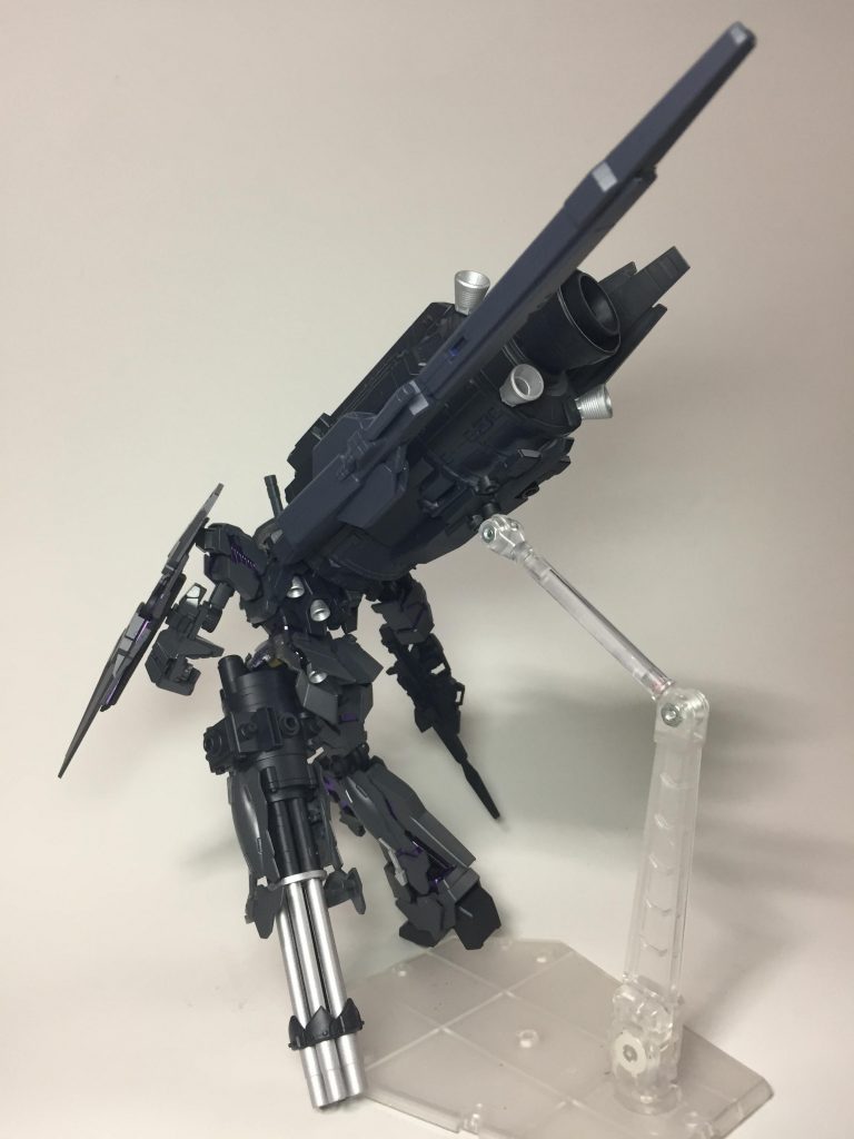 何とか形を取り戻した左腕もサイコフレームが通わず、シールドを持つ事しか出来ない設定です。