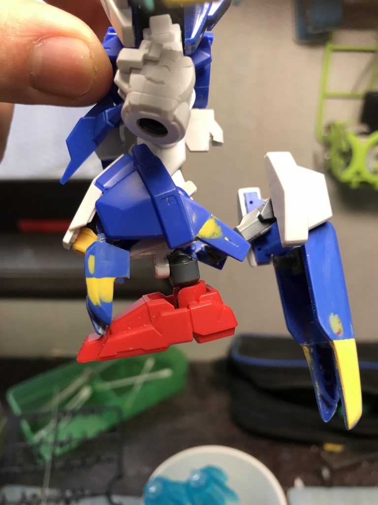 ダッシュユニットは穴を開けるだけの簡単加工、各部の長さを短く調整してパテで形を整えています。