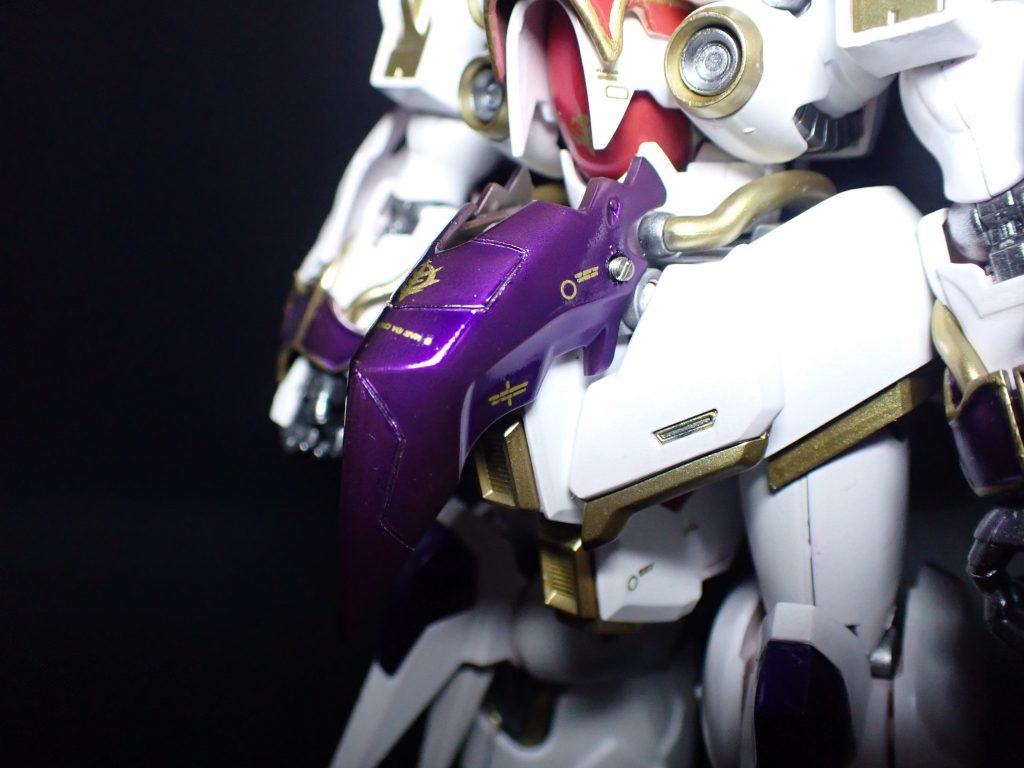 各所にデカールとメタルパーツ を仕込んでます。