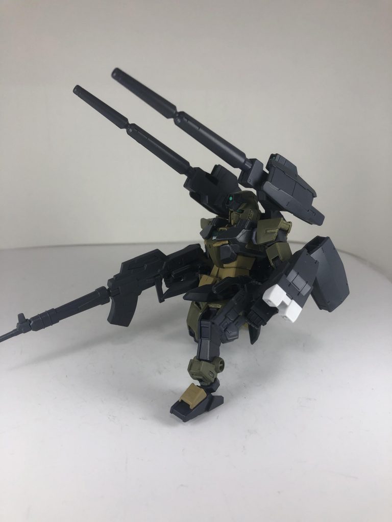 ガンダムなので高出力ビーム砲を装備。ミサイルポッドや180ミリキャノンなど状況によって換装下可。